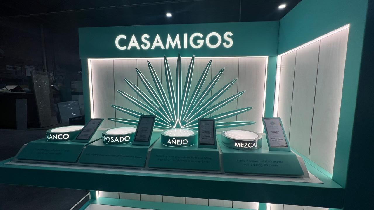 Exhibidor de marca Casamigos con palma calada e iluminación LED, fabricado por MODEC