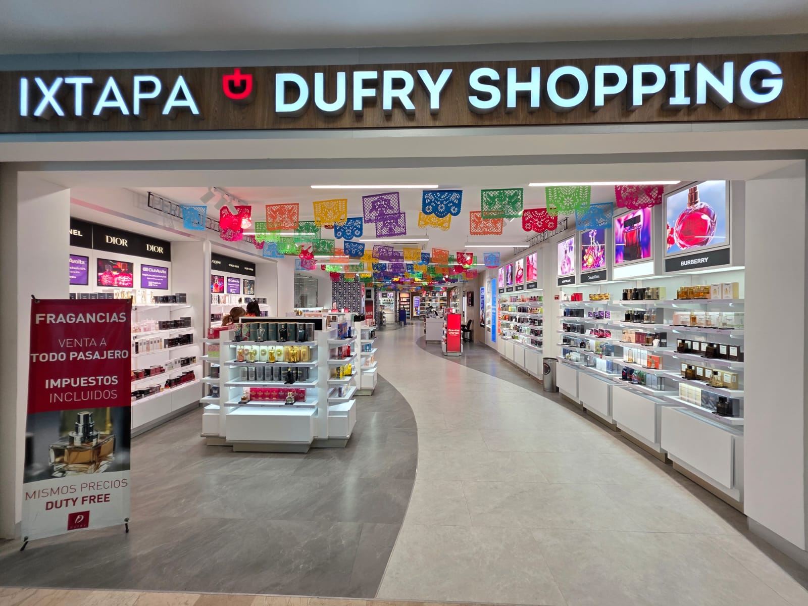 Tienda completa Dufry Shopping en el aeropuerto de Ixtapa, con fachada y mobiliario fabricados por MODEC