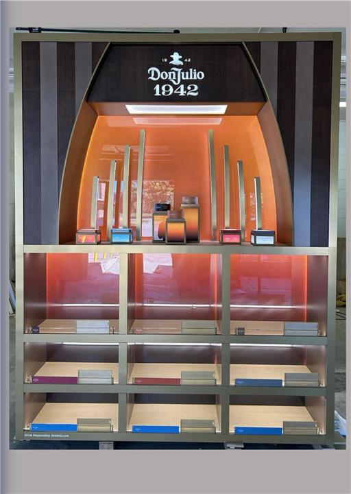 Exhibidor Don Julio 1942 con arco iluminado y repisas