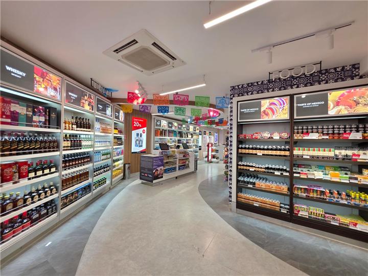 Muros perimetrales de perfumería y licores en tienda de aeropuerto