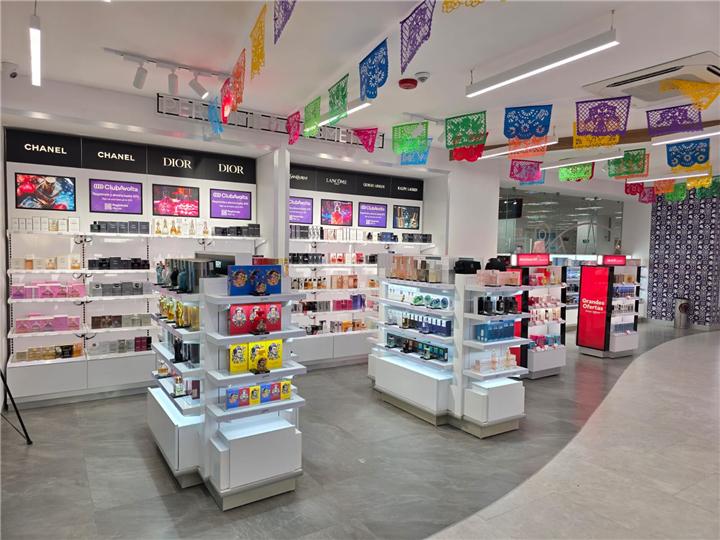 Góndolas centrales y exhibidores en tienda libre de impuestos