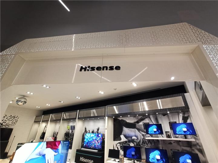 Portal de acceso con fachada calada para tienda Hisense en centro comercial
