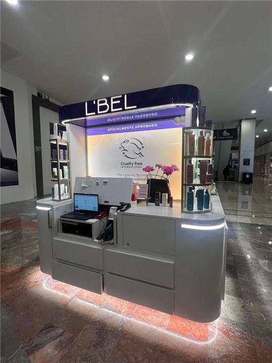 Mostrador de caja curvo con LED perimetral en la base, en centro comercial