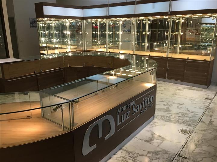 Mostrador curvo de joyería con logotipo y cubierta de cristal