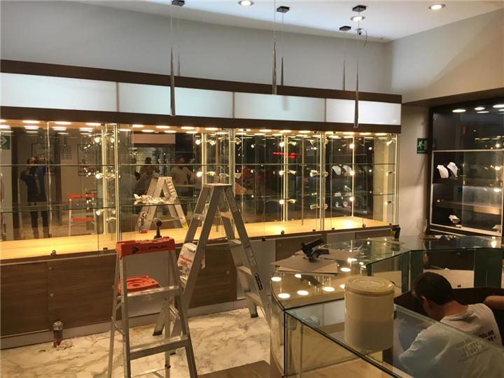 Vitrinas murales iluminadas para joyería en sucursal de la CDMX