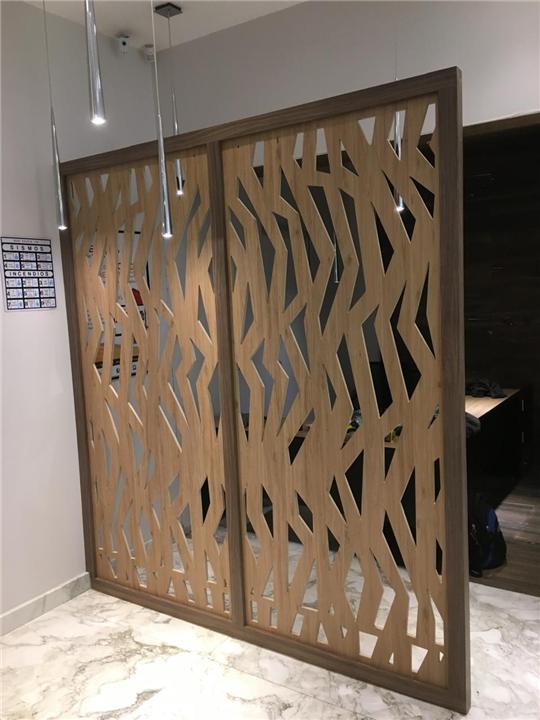 Cancel decorativo calado en madera para área de atención