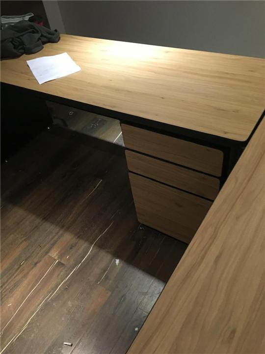 Escritorio de atención de madera con cajonera