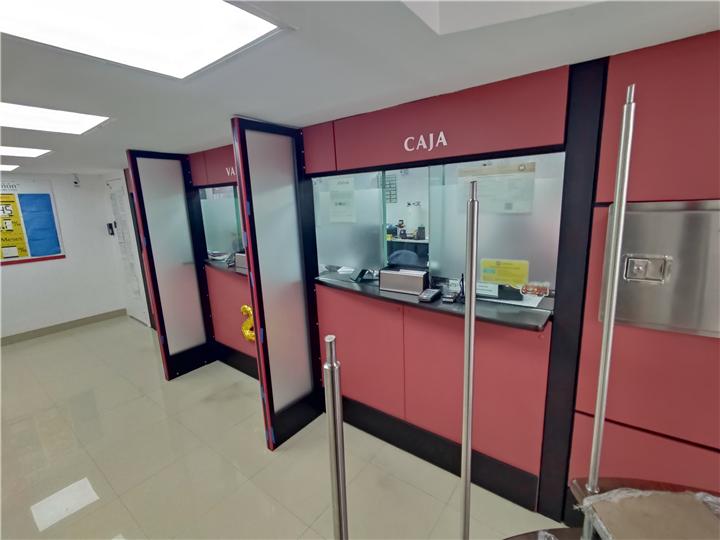 Caja con ventanillas de cristal para casa de empeño en Santa Fe, CDMX