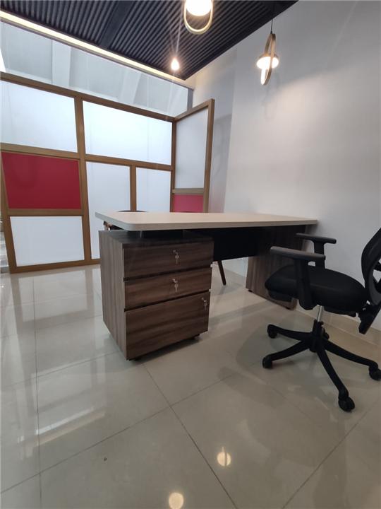 Escritorio de atención con cajonera de madera en oficina