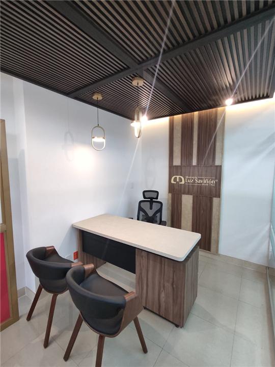 Escritorio de atención de madera con sillas para clientes en sucursal
