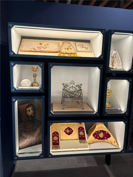 Vitrina museográfica de nichos con iluminación integrada