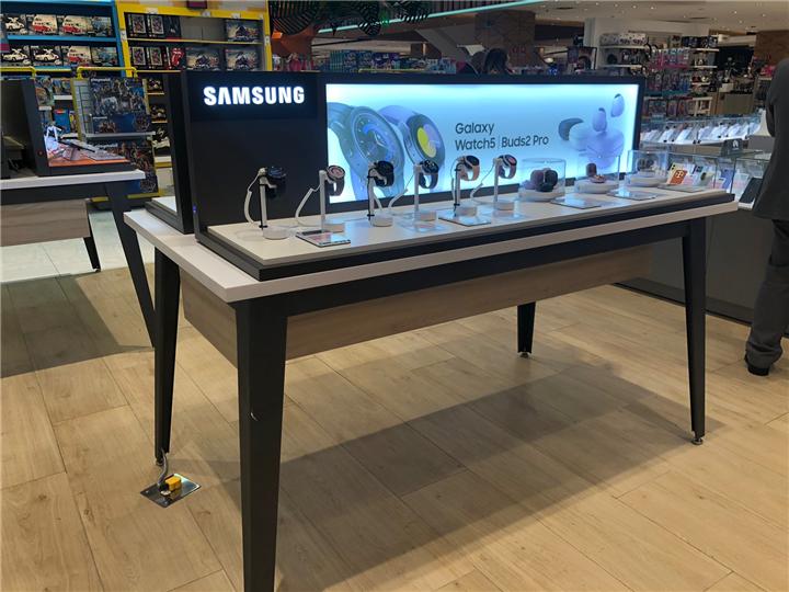 Mesa de exhibición Samsung para celulares con copete de luz