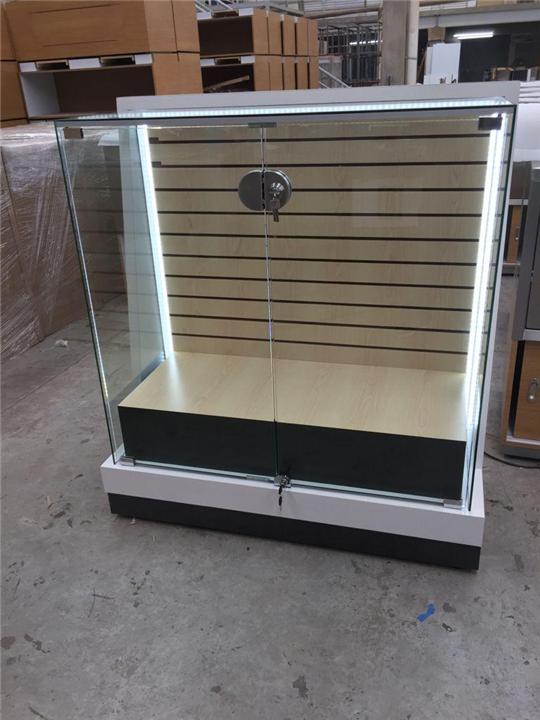 Vitrina con panel ranurado y puertas de cristal para accesorios