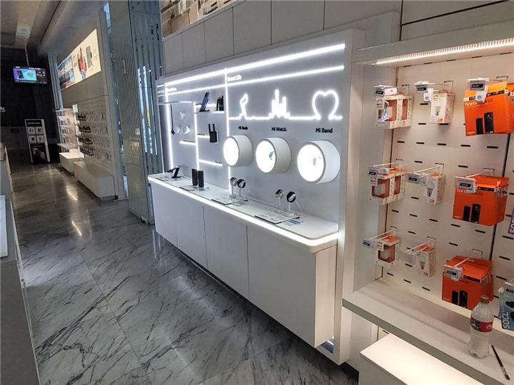 Muro exhibidor de accesorios con iluminación lineal y panel perforado