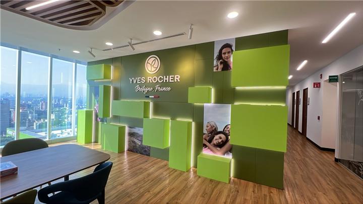 Muro de marca con nichos en área de oficinas corporativas
