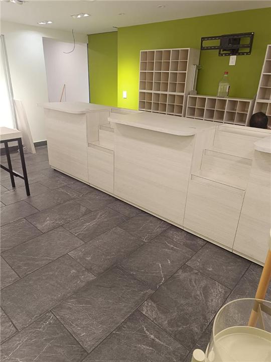 Mostrador de caja blanco en boutique de cosméticos