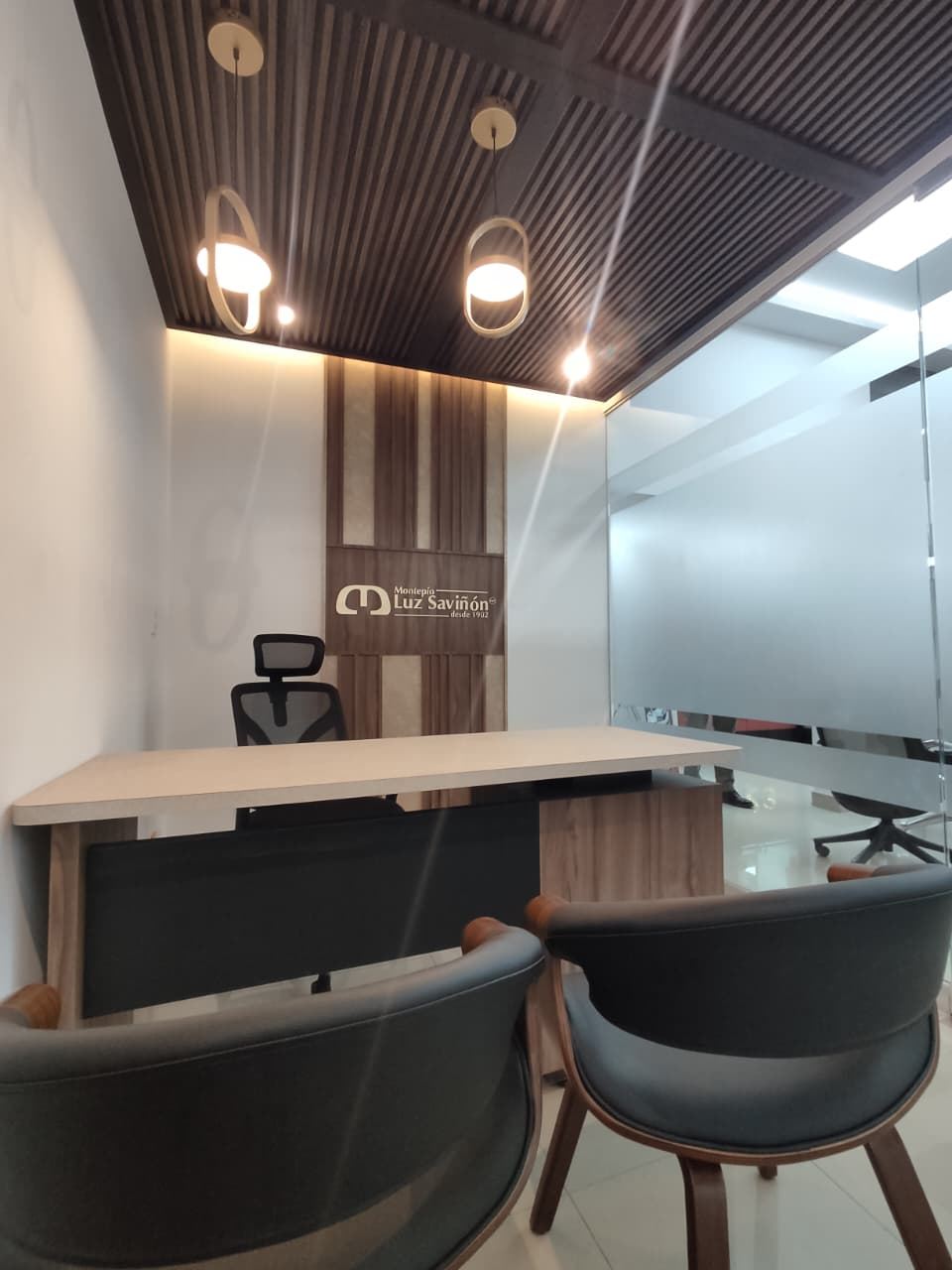 Módulo de atención de madera con plafón de lambrín en sucursal de Santa Fe, CDMX, fabricado por MODEC
