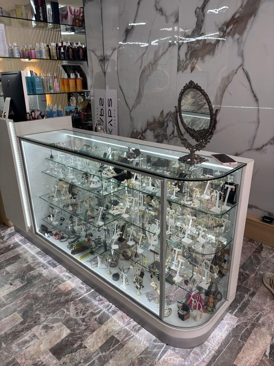 Vitrina mostrador de cristal con iluminación LED para joyería, fabricada por MODEC